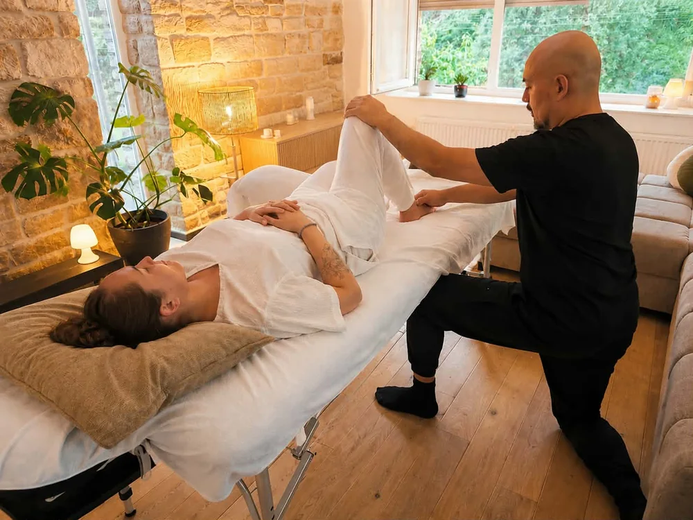 Frédéric Séré lors d'un massage thérapeutique à l'institut YUMÉA Wellness
