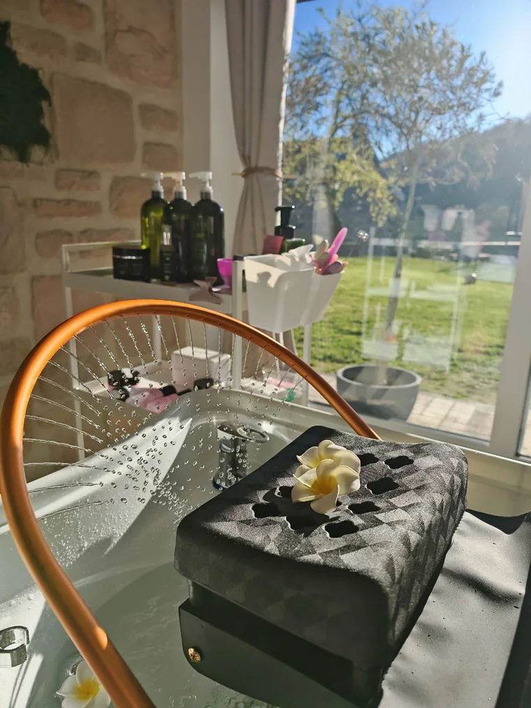 L'arceau d'eau cuivré du Head Spa YUMÉA Wellness, fleur de frangipanier et vue sur le jardin
